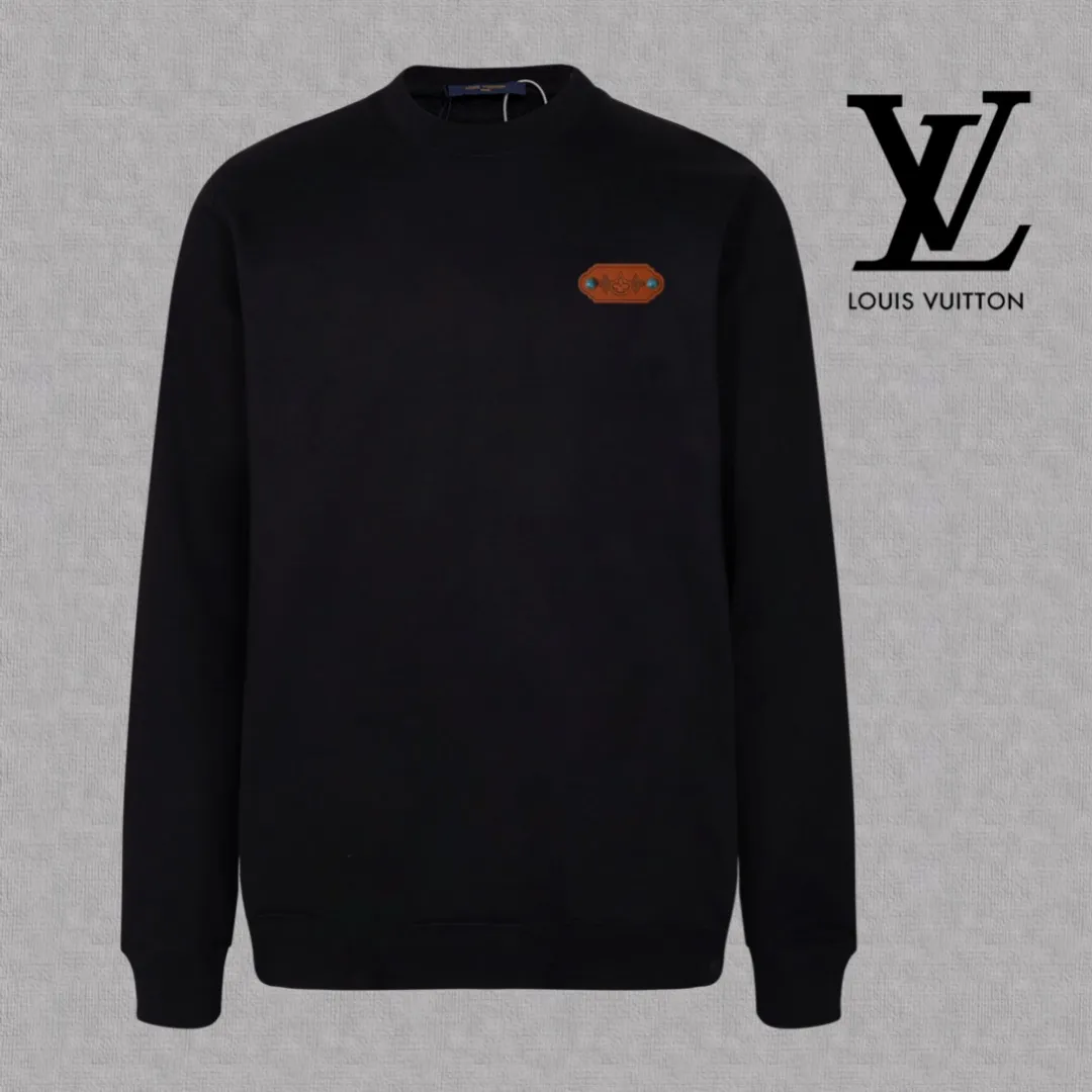 🅿️250 hot style on the shelves🔥❗ 💫〖Louis Vuitton LV〗 Fashionable round neck sweatshirt, casually matched with various styles, it is perfectly handsome😎The whole dress is made of double waistcoats, which makes the whole dress more three-dimensional. Not ordinary factories can do such fine work. The 2025 spring style counters are on sale, exquisite round neck terry sweatshirt, high-end double-strand pure cotton Customized drawstring ribs are dyed in the same vat and are complete with three standards. The chest craftsmanship adopts a simple and elegant pattern on the chest, which is easy to control for any age group! Fit and comfortable! Customized thickened 440g terry sweatshirt fabric, soft and comfortable to the touch, with a three-dimensional shape! 🙌🏻 It’s also very breathable, so it’s a versatile style that can be worn with any outfit! ✔Color: Black White Apricot Size: S M L XL 2XL